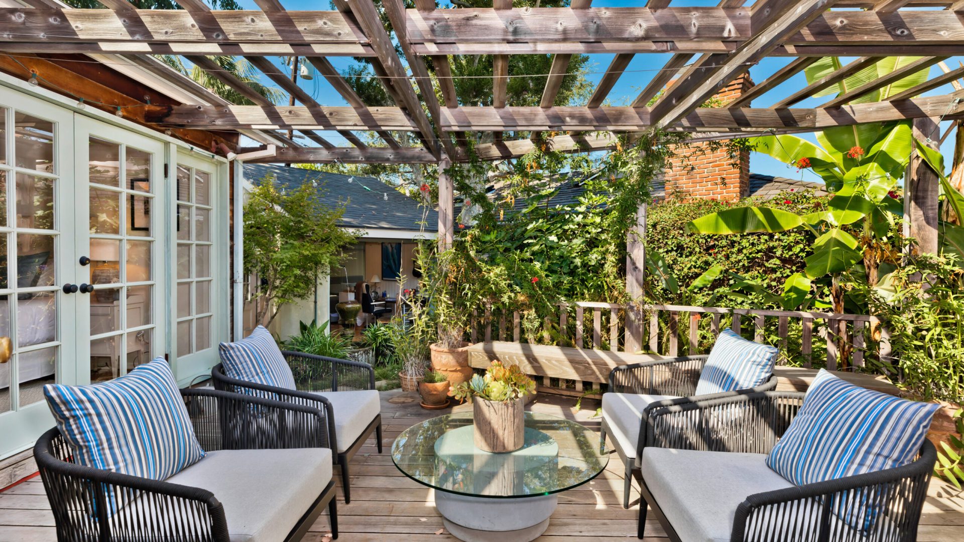 517 Muskingum Place, Palisades back patio and private yard