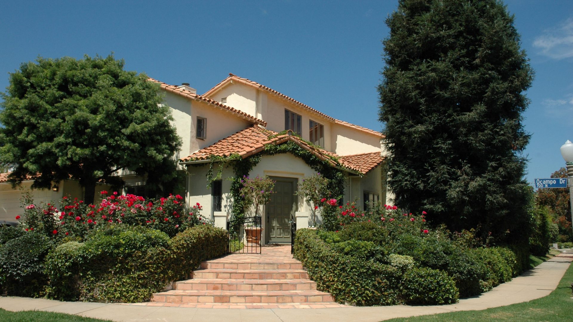 Curb appeal 700 Ocampo