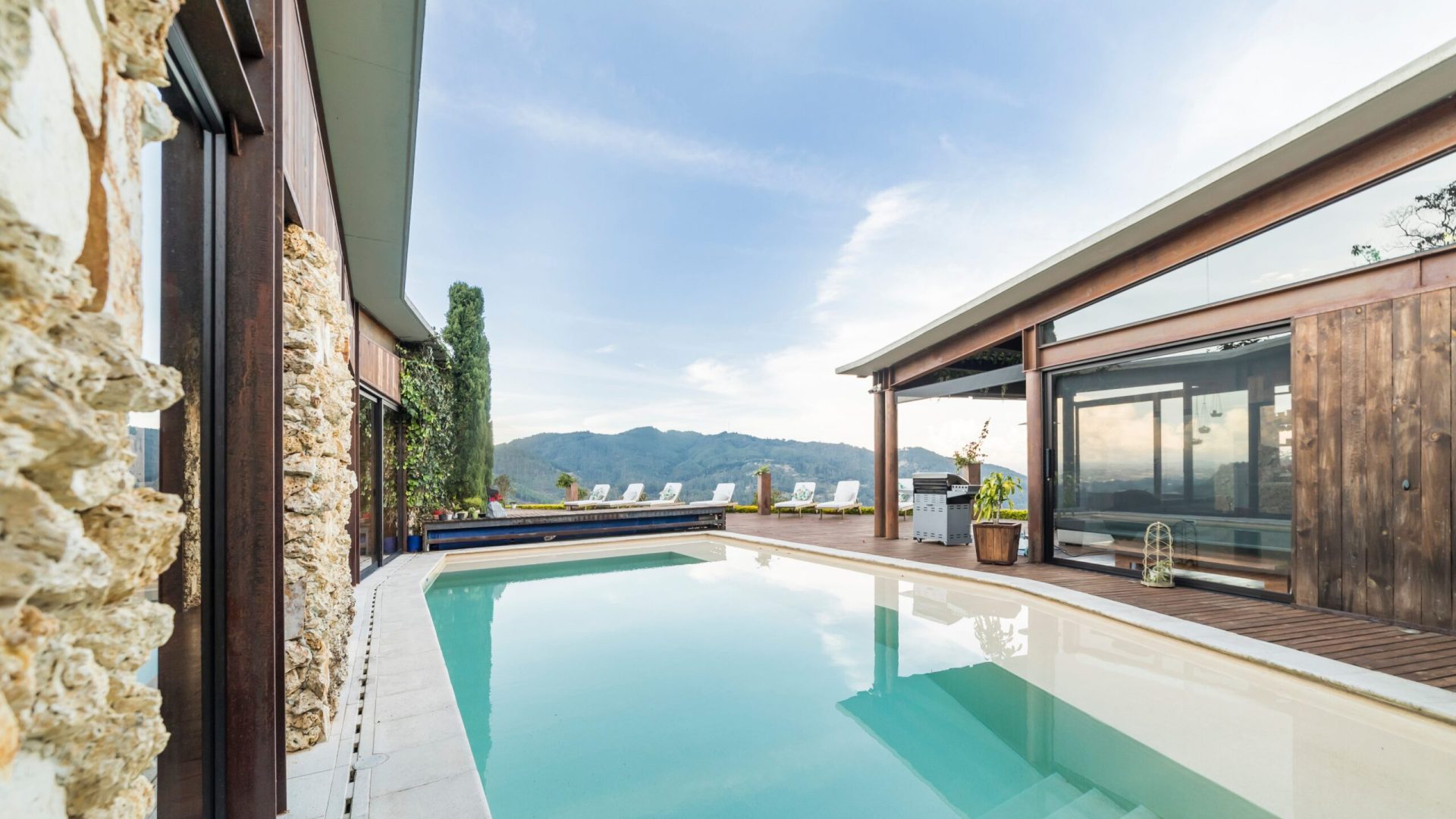 Luxury Homes with Pool in LA.